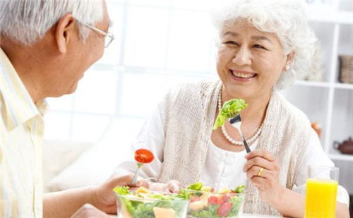 老人如何吃水果对身体好？
