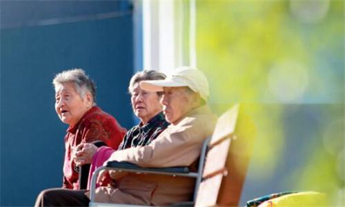 享受老人高龄补贴政策需要达到什么条件？